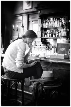 femme lecture bar thé